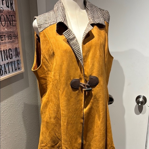 Radzoli Tan Sleeveless Vest with Flared Silhouette faux suede - Picture 8 of 11